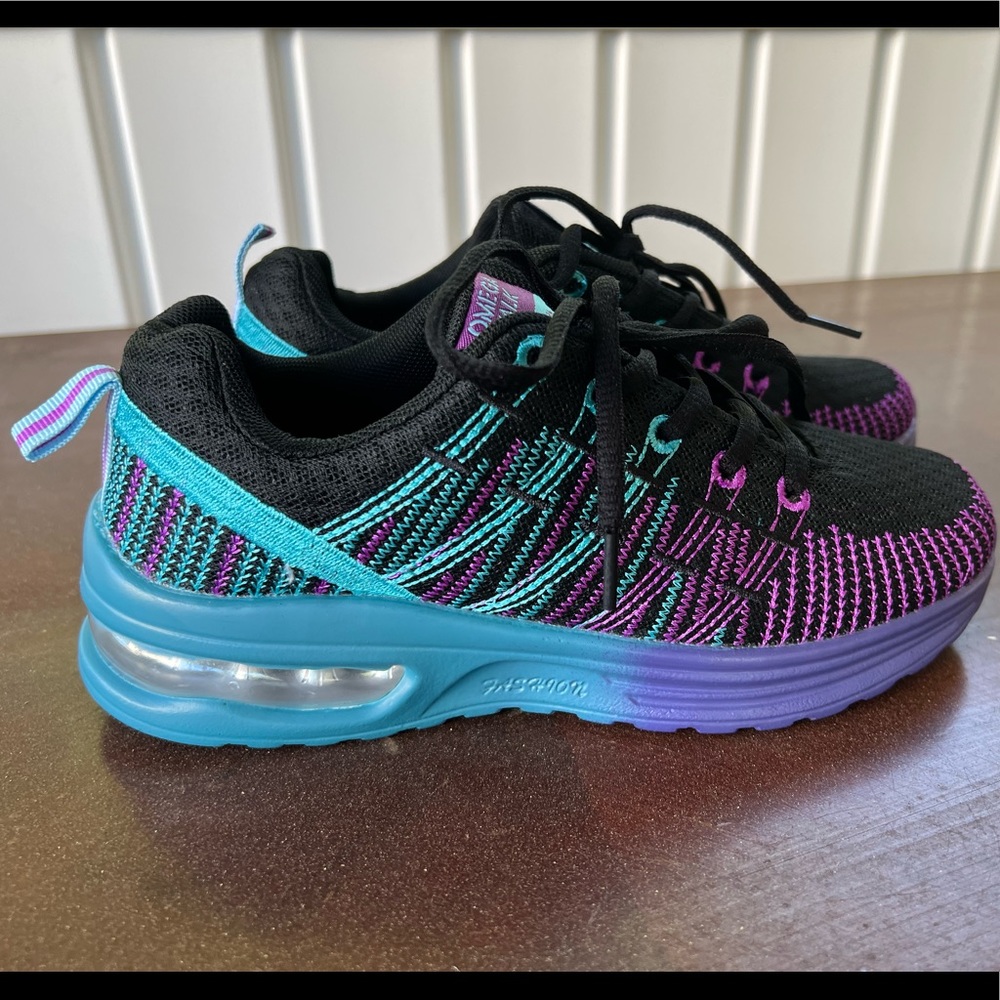 Omega shoes. Very comfortable!!! Size 6. New with tags!